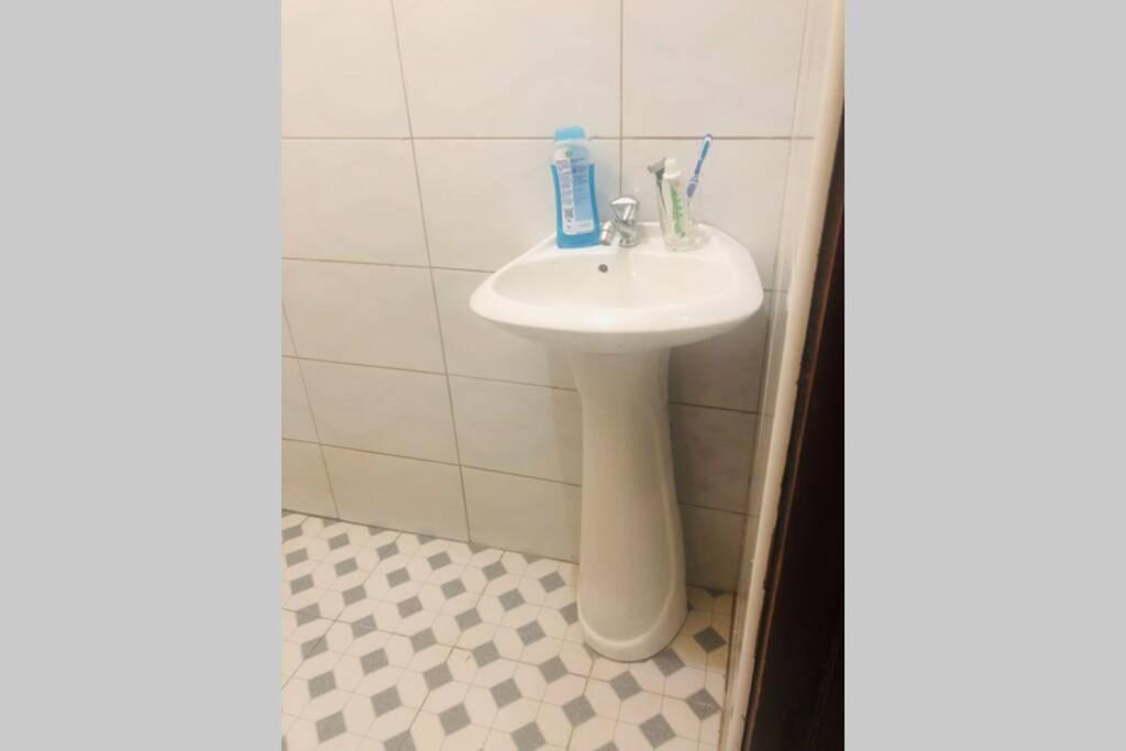 Cozy Bukoto Studio, Unlimited Wifi, Netflix & Close To Acacia Kampala Exterior photo